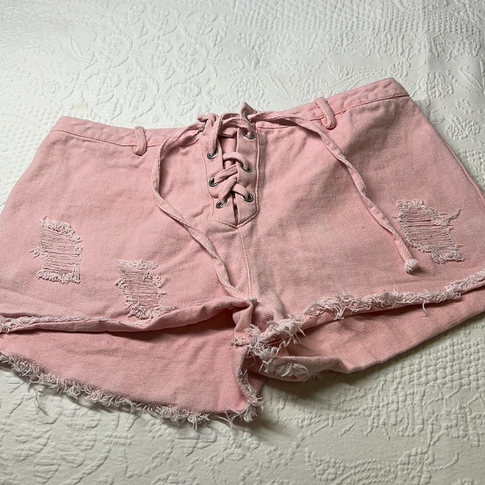 ⭐️🌸En crème pink distressed cut off lace front shortie shorts denim size medium